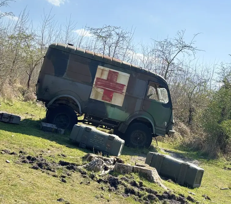 ambulance militaire décor terrain de laser game extérieur
